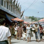 Druk straatje in het dorpje Tomok op Samosir.    