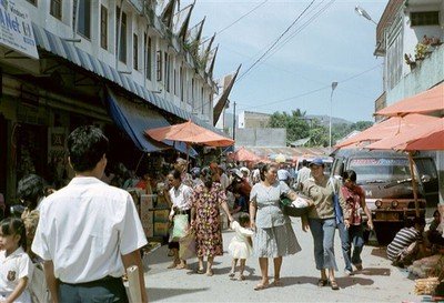 Druk straatje in het dorpje Tomok op Samosir.
