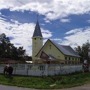 Op weg naar het Tobameer. De Batak-stammen die rond het Tobameer wonen vormen een christelijke enclave in een grotendeels islamitisch land. Elke paar honderd meter is er wel een kerkje, altijd met een ranke Hollandse toren.