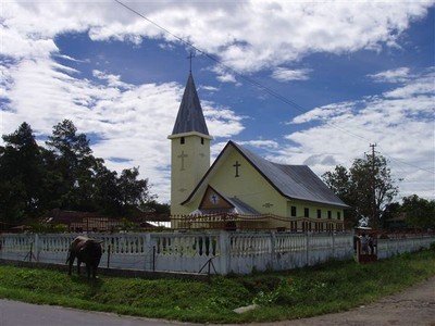Op weg naar het Tobameer. De Batak-stammen die rond het Tobameer wonen vormen een christelijke enclave in een grotendeels islamitisch land. Elke paar honderd meter is er wel een kerkje, altijd met een ranke Hollandse toren.