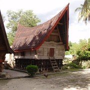 Een origineel Batak huis, met ingebouwd kippenhok    