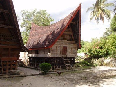 Een origineel Batak huis, met ingebouwd kippenhok