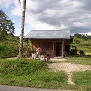 Kinderen voor het huis, op het eiland Samosir in het Tobameer    