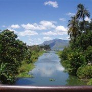 Vanaf de brug naar het vasteland een laatste blik op het paradijs