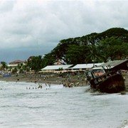 De Indische Oceaan spoelt opvallend kleine minigolfjes over het strand.