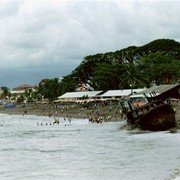 De Indische Oceaan spoelt opvallend kleine minigolfjes over het strand.    