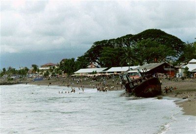 De Indische Oceaan spoelt opvallend kleine minigolfjes over het strand.