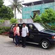 Het laatste uur: afscheid van chauffeur Yuliardi van reisbureau Trijaya in Medan. Hij moet ons loslaten in de wereld. "Zal dat wel goed gaan?" staat op zijn gezicht te lezen.    