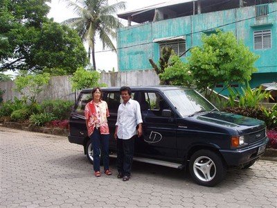 Het laatste uur: afscheid van chauffeur Yuliardi van reisbureau Trijaya in Medan. Hij moet ons loslaten in de wereld. "Zal dat wel goed gaan?" staat op zijn gezicht te lezen.