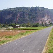 Beelden uit het Harau reservaat. Een kilometers brede canyon met hoge gladde rotswanden aan beide zijden en daartussen een strook vlak land waarop vlijtig landbouw bedreven wordt. Het ziet er idyllisch uit.    