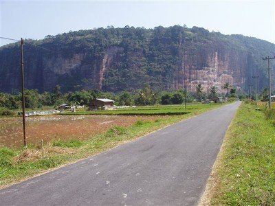 Beelden uit het Harau reservaat. Een kilometers brede canyon met hoge gladde rotswanden aan beide zijden en daartussen een strook vlak land waarop vlijtig landbouw bedreven wordt. Het ziet er idyllisch uit.