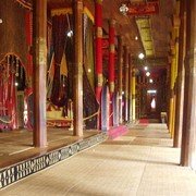De leefvertrekken van de sultan en zijn familie zijn met veelkleurige gordijnen en doeken afgeschermd.