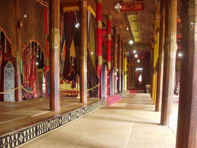 De leefvertrekken van de sultan en zijn familie zijn met veelkleurige gordijnen en doeken afgeschermd.