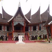Een korte afstand voorbij Pagaruyung is een tweede paleis te zien.    