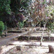 De graven zijn alleen gemarkeerd door lage muurtjes van gladde stenen. Een monument van stilte en eeuwige rust die diepe indruk op me maakt.