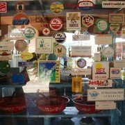 Stickers op de vitrine van Pondok Flora. "Waar zouden we zijn zonder de trein?" staat op de NS-sticker (midden boven). Hier kennelijk.
