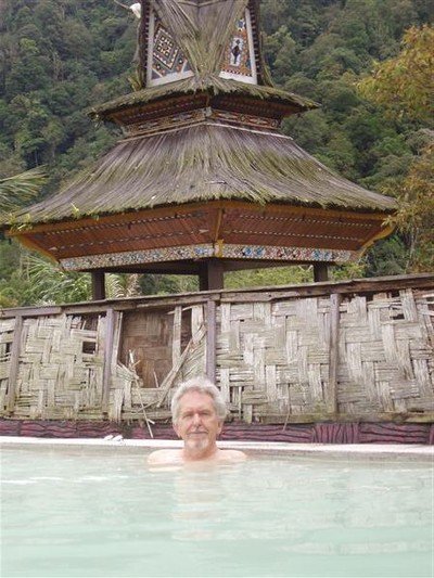 Het zwavelbad bij het dorpje Doulu, Ik probeer een foto te laten maken waarop het lijkt alsof mijn hoofd op het melkige water drijft. Kousbroek lukte dat. Ik vergeet mijn schouders onder water te houden.