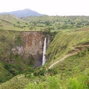 De Sipisopiso waterval. Een riviertje stort zich 120 meter naar benden en brengt z'n water vervolgens naar het Tobameer.    