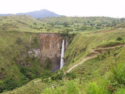 De Sipisopiso waterval. Een riviertje stort zich 120 meter naar benden en brengt z'n water vervolgens naar het Tobameer.