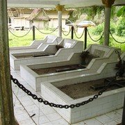 Hier liggen overledenen van het vorstenhuis.