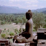 Op elk van de vier hoeken van de bovenste galerij zit een buddha te genieten van het uitzicht.    