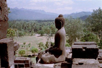 Op elk van de vier hoeken van de bovenste galerij zit een buddha te genieten van het uitzicht.    