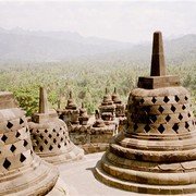 Stupa's, stenen stolpen met een Buddha-beeld er in,    