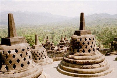Stupa's, stenen stolpen met een Buddha-beeld er in,    