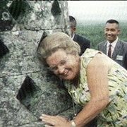 Als je door het gat van een stupa reikt en de Buddha aanraakt mag je een wens doen. Juliana deed het in 1971 en wenste dat ze met rust gelaten zou worden door de journalisten. Het werkte niet.