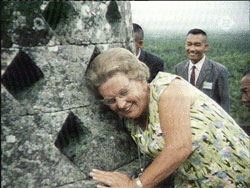 Als je door het gat van een stupa reikt en de Buddha aanraakt mag je een wens doen. Juliana deed het in 1971 en wenste dat ze met rust gelaten zou worden door de journalisten. Het werkte niet.    