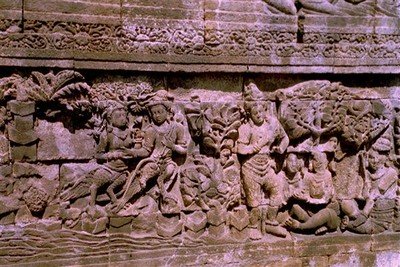 Wie linksom de galerij afrent zou een filmisch beeld moeten kunnen krijgen van het leven van Buddha.    