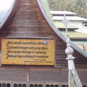 Aanbeveling van Sukarno op de gevel van het hotel Panjang Permai om dit oord te bezoeken (als kind kwam hij hier vaak): "Jangan lupa datang ke Maninjau" ofwel "Vergeet niet naar Maninjau te komen".