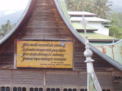 Aanbeveling van Sukarno op de gevel van het hotel Panjang Permai om dit oord te bezoeken (als kind kwam hij hier vaak): "Jangan lupa datang ke Maninjau" ofwel "Vergeet niet naar Maninjau te komen".