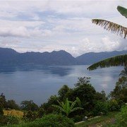 Zicht op Danau (meer) Maninjau vanaf de bergen