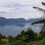 Zicht op Danau (meer) Maninjau vanaf de bergen    