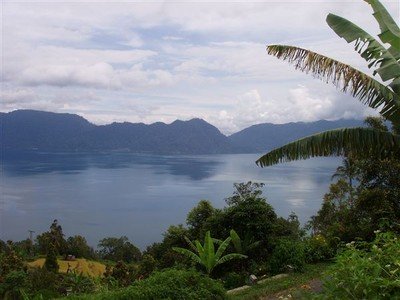 Zicht op Danau (meer) Maninjau vanaf de bergen